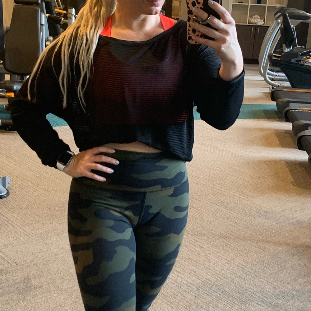 Black mesh striped long sleeve lululemon - LIKE NEW!